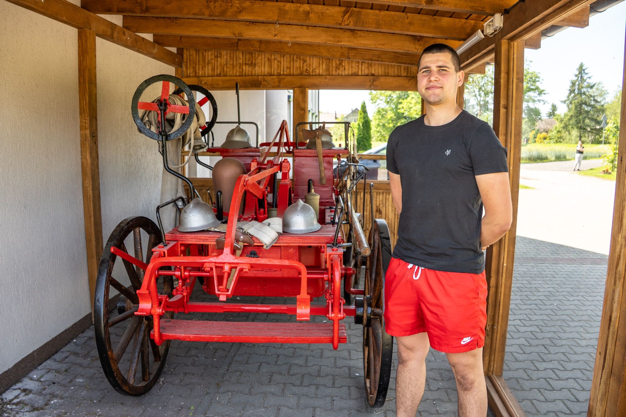 Sikawka konna z Sarbi i jej renowator Robert Rybarczyk.