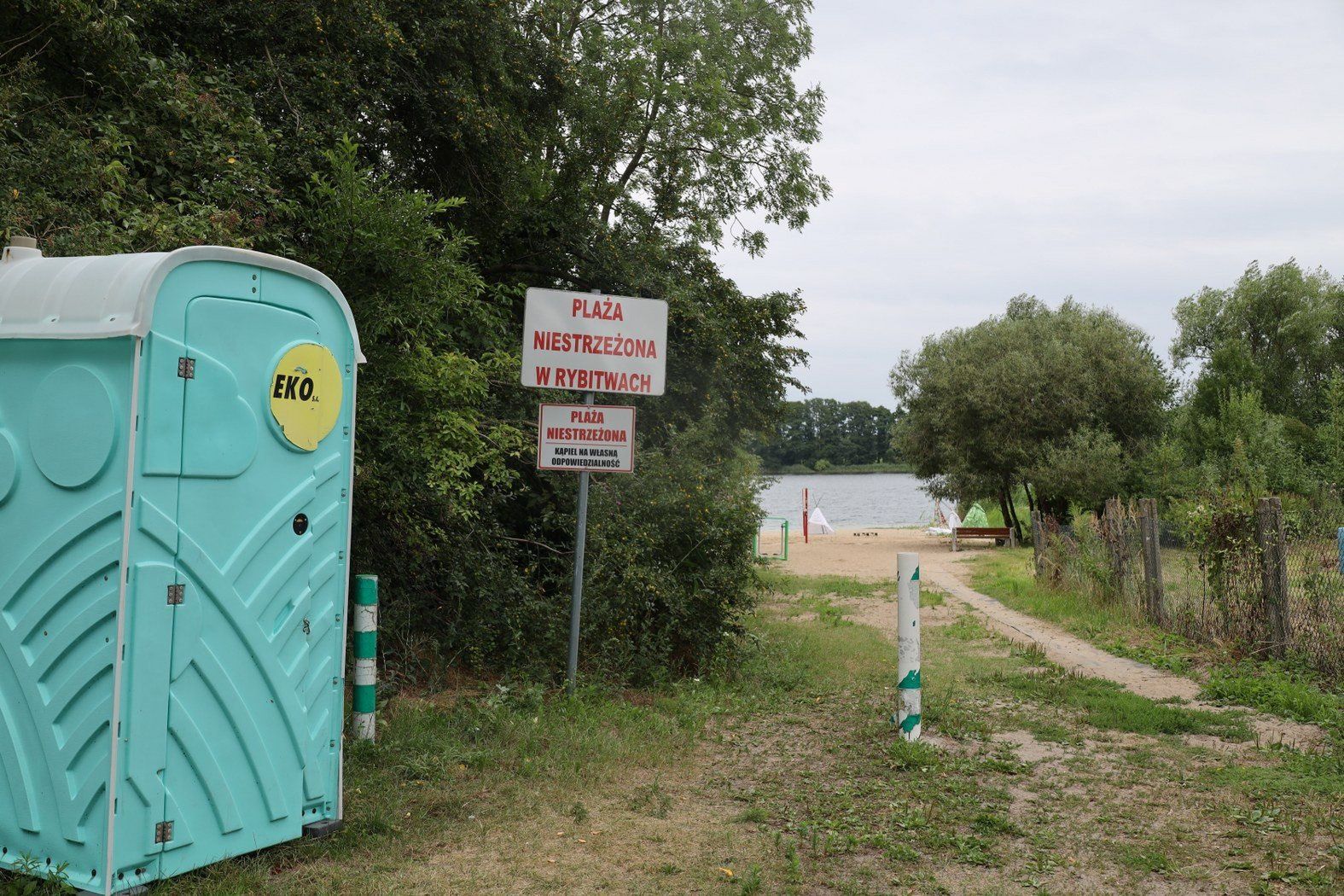 Plaża w Rybitwach – spokojny zakątek nad Jeziorem Lednickim