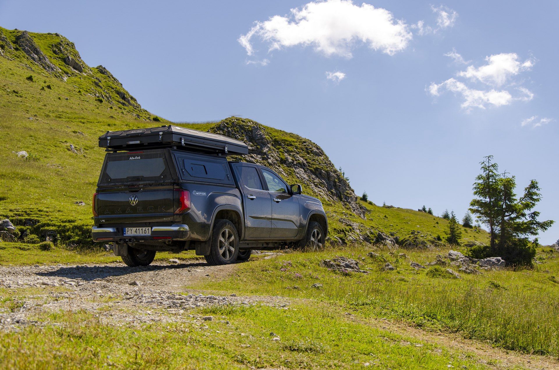 VW Amarok z zabudową i namiotem Alu-Cab