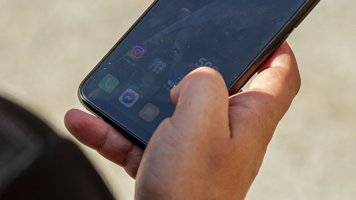 Platformy społecznościowe zaczęły zamykać konta użytkowników.