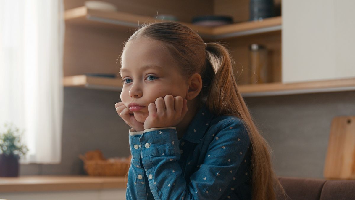 Dziecko, które jest samo w domu.