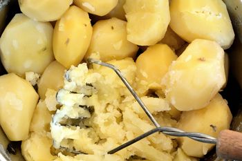 Dlaczego ziemniaki po ugotowaniu szarzeją? Poznaj powód i triki, jak tego uniknąć