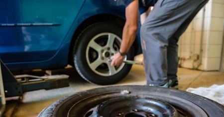 Auto spadło z podnośnika i przygniotło mężczyznę, który je naprawiał