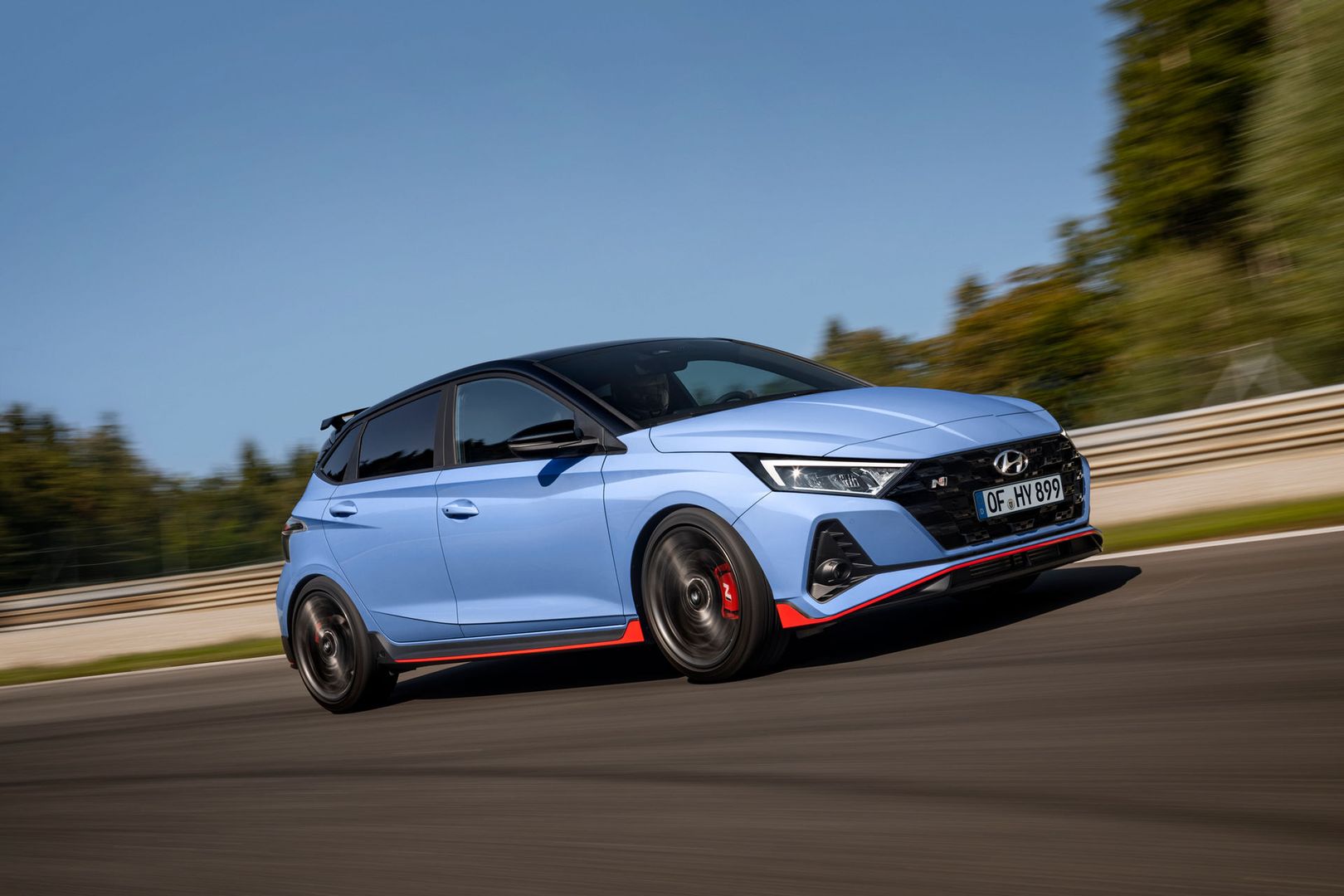 Hyundai i20 N prezentuje się jeszcze ostrzej niż jego większy brat.
