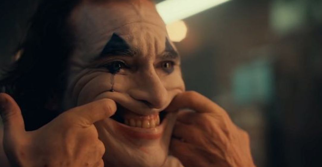 Tytułowy bohater filmu &quot;Joker&quot; cierpi na niekontrolowane napady śmiechu.