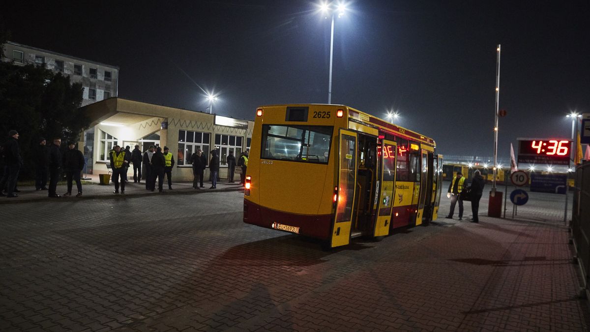 05.03.2020 Lodz . Strajk pracownikow MPK . Akcja protestacyjna pracownikow MPK . Pasazerowie czekajacy na przystankach podczas strajku 
Fot .Tomasz Stanczak /Agencja Gazeta
Fot. Tomasz Stanczak / Agencja Gazeta