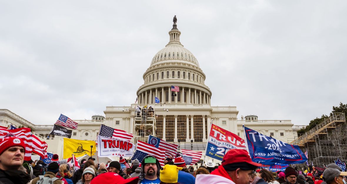 Zwolennicy Donalda Trumpa przypuszczają szturm na Kapitol, 6 stycznia 2021 roku