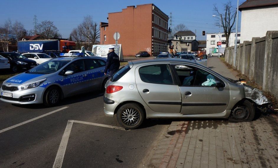 Śląskie. 24-letni pijany kierowca w Rybniku uderzył w busa, a następnie w betonowe ogrodzenie. 