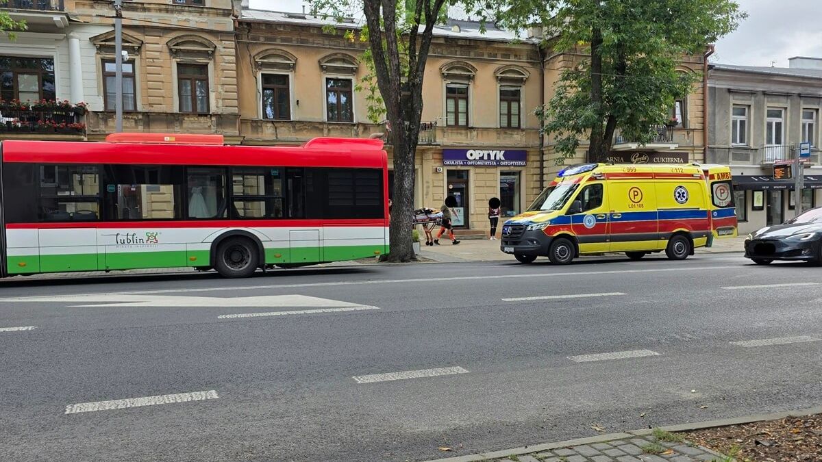 Starsza kobieta przewróciła się w autobusie, potrzebna była pomoc ratowników