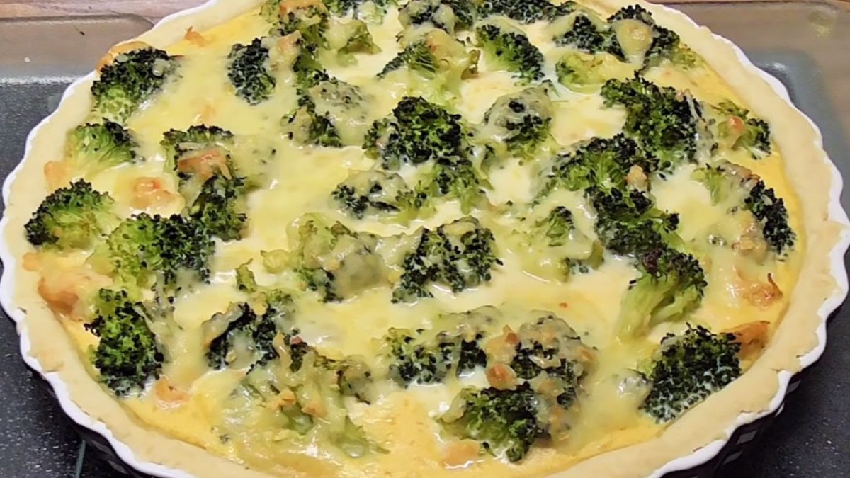 Tarta z brokułami i cukinią to idealny pomysł na obiad. Danie jest bardzo sycące