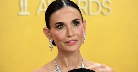 Gdy się odwróciła, spadł na nią deszcz fleszy. Tylko spójrzcie na Demi Moore