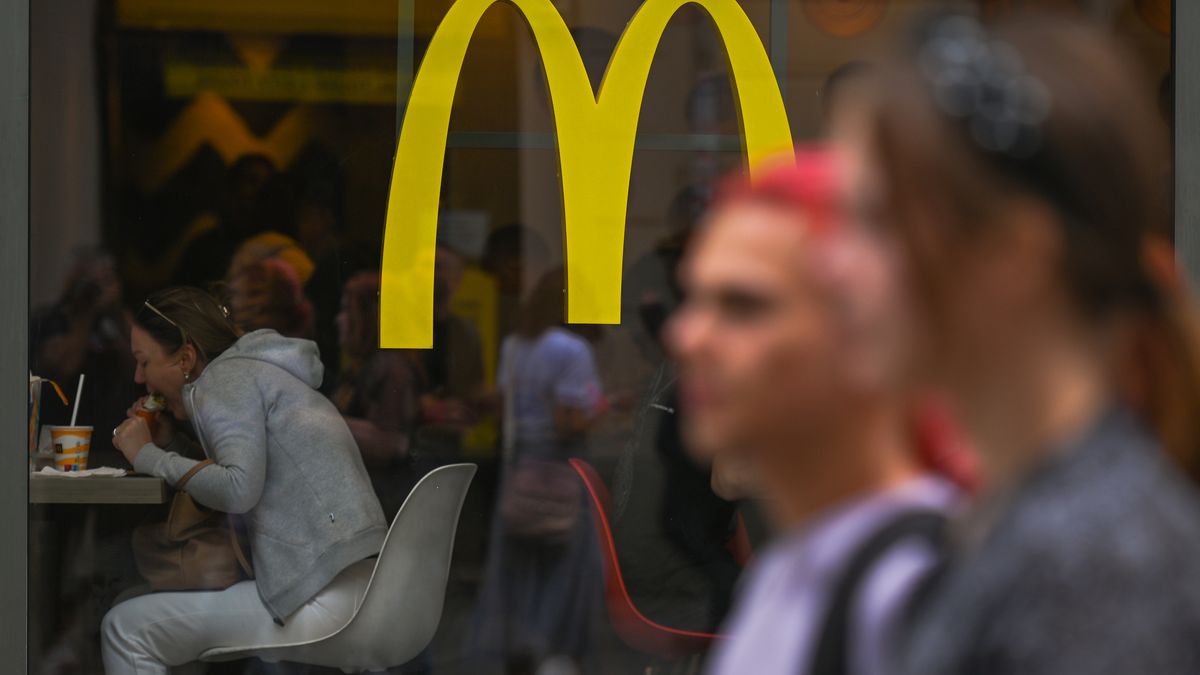 McDonald's on Florianska Street in Krakow's Old Town.30 years ago, on June 16, 1992, the first McDonald's was opened in Poland, in Warsaw at Marszakowska Street, in the 'Sezam' Department Store.After 30 years on the Polish market, the company of 31 thousand. employees, has 500 restaurants nationwide.On Wednesday, June 15, 2022, in Krakow, Poland. (Photo by Artur Widak/NurPhoto via Getty Images)
