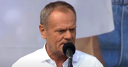 "Cały świat patrzy". Tusk zaczął od ciosu w Kaczyńskiego