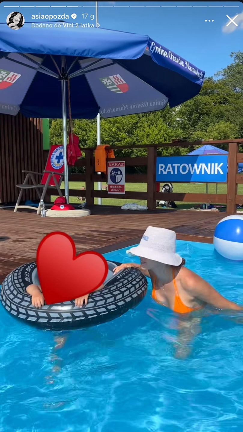 Joanna Opozda spędza czas z synkiem na basenie.