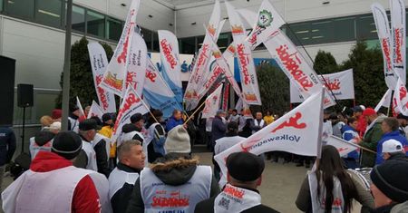 Związki w obronie zwolnionych pracowników Castoramy. "Solidarność" pod brytyjską ambasadą