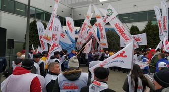 Związki w obronie zwolnionych pracowników Castoramy. "Solidarność" pod brytyjską ambasadą