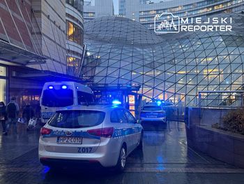 Makabryczne odkrycie w Złotych Tarasach. Zwłoki młodego mężczyzny w toalecie. Na miejscu pracowała policja