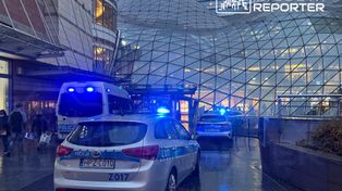 Makabryczne odkrycie w Złotych Tarasach. Zwłoki młodego mężczyzny w toalecie. Na miejscu pracowała policja