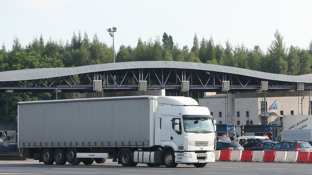 Jedna osoba zginęła w wypadku dwóch ciężarówek.