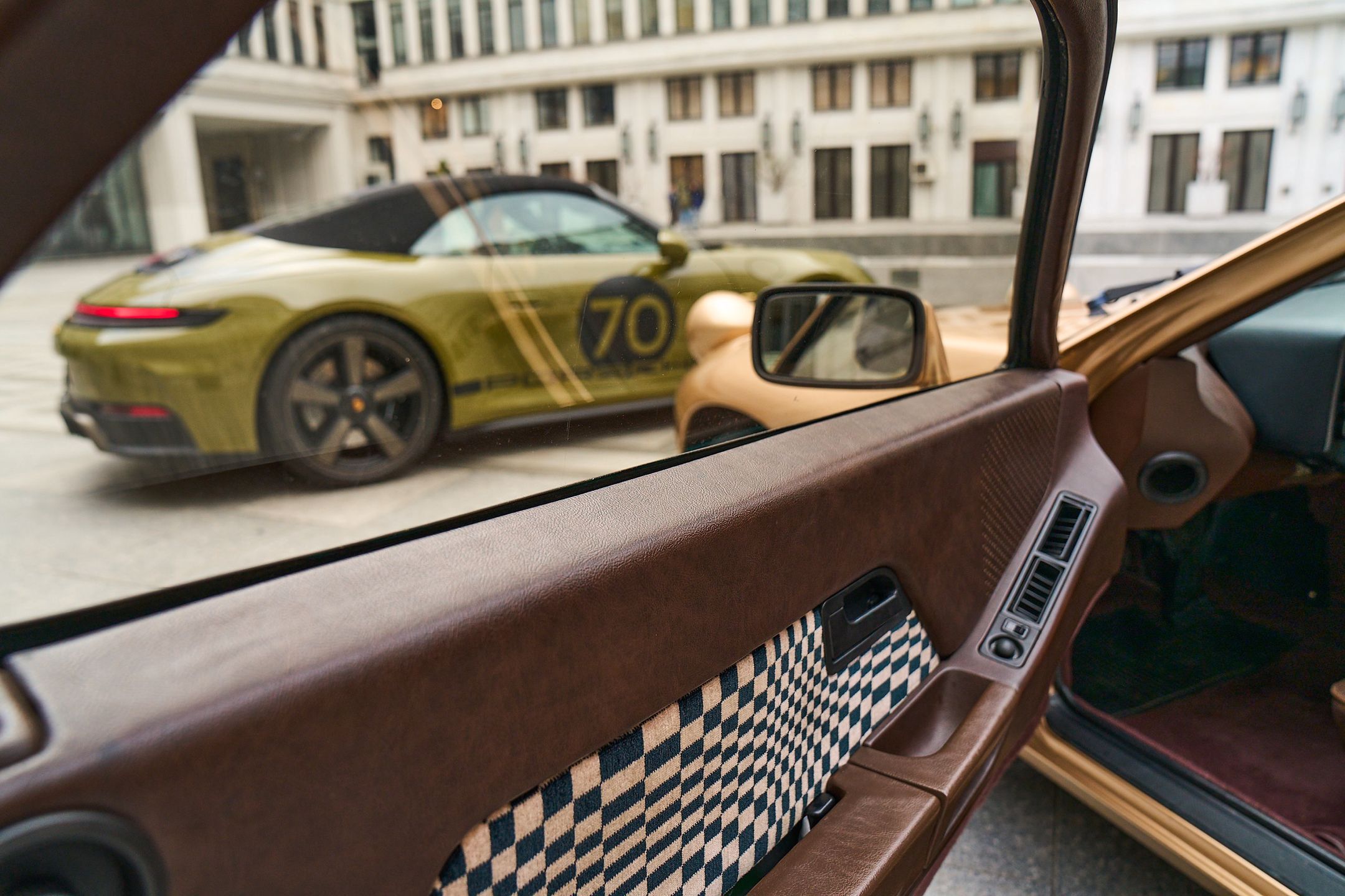 Porsche 928 (1977) i Porsche 911 Spirit 70 (2025)