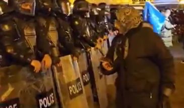 Protesty w Gruzji. Seniorka do sił specjalnych: "upokarzające"