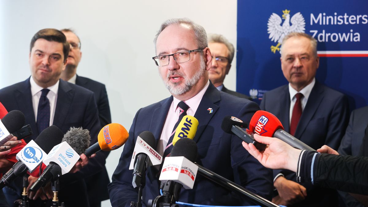 Łódź, 06.03.2023. Minister zdrowia Adam Niedzielski (C) oraz rzecznik resortu Wojciech Andrusiewicz (L) podczas briefingu prasowego po spotkaniu z rektorami uniwersytetów medycznych w Centrum Egzaminów Medycznych w Łodzi, 6 bm. Spotkanie dot. zasad i standardów kształcenia kadr medycznych w Polsce. (amb) PAP/Marian Zubrzycki