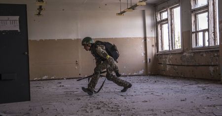 Zaciekłe walki o Siewierodonieck. "Rosjanie walą na oślep"