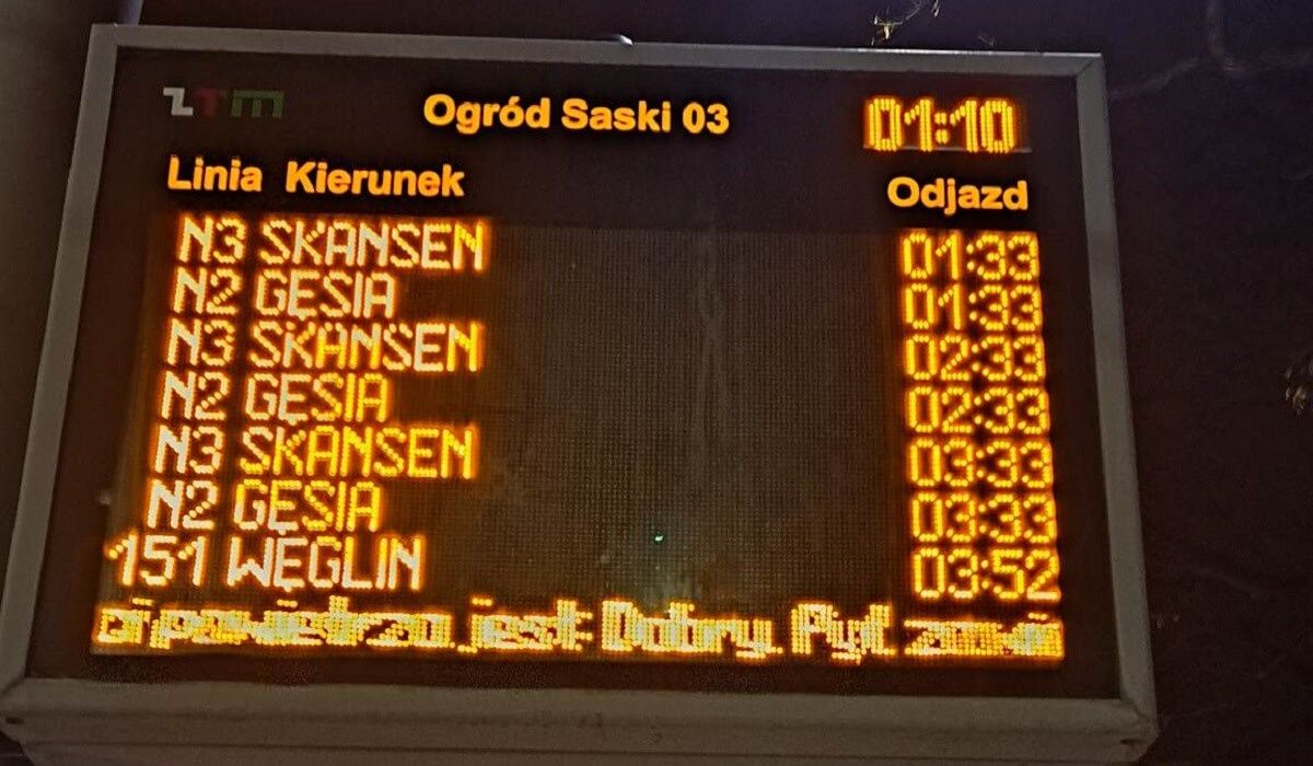 Tablica na przystanku Ogród Saski 03
