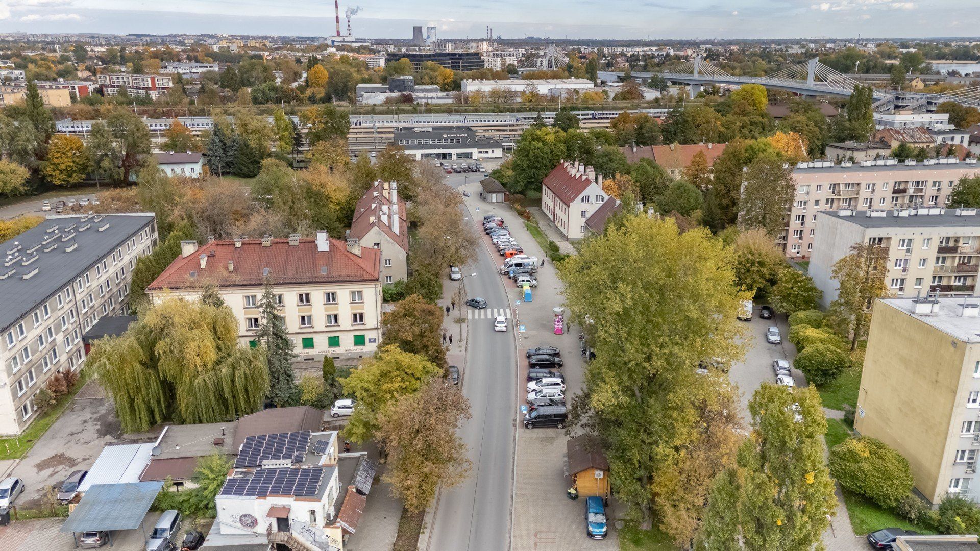 Mieszkańcy i radni z Podgórza wnioskują o rozszerzenie strefy płatnego parkowania o tereny w rejonie dworca Kraków Płaszów. 