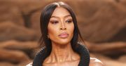 Naomi Campbell na Paris Fashion Week. 52-letnia supermodelka zamknęła pokaz w wielkim stylu