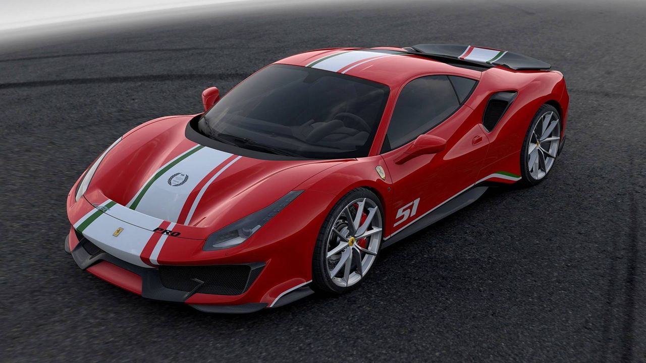 Piloti Ferrari różni się od odmiany Pista kilkoma detalami, wliczając w to motyw trójkolorowej, włoskiej flagi.