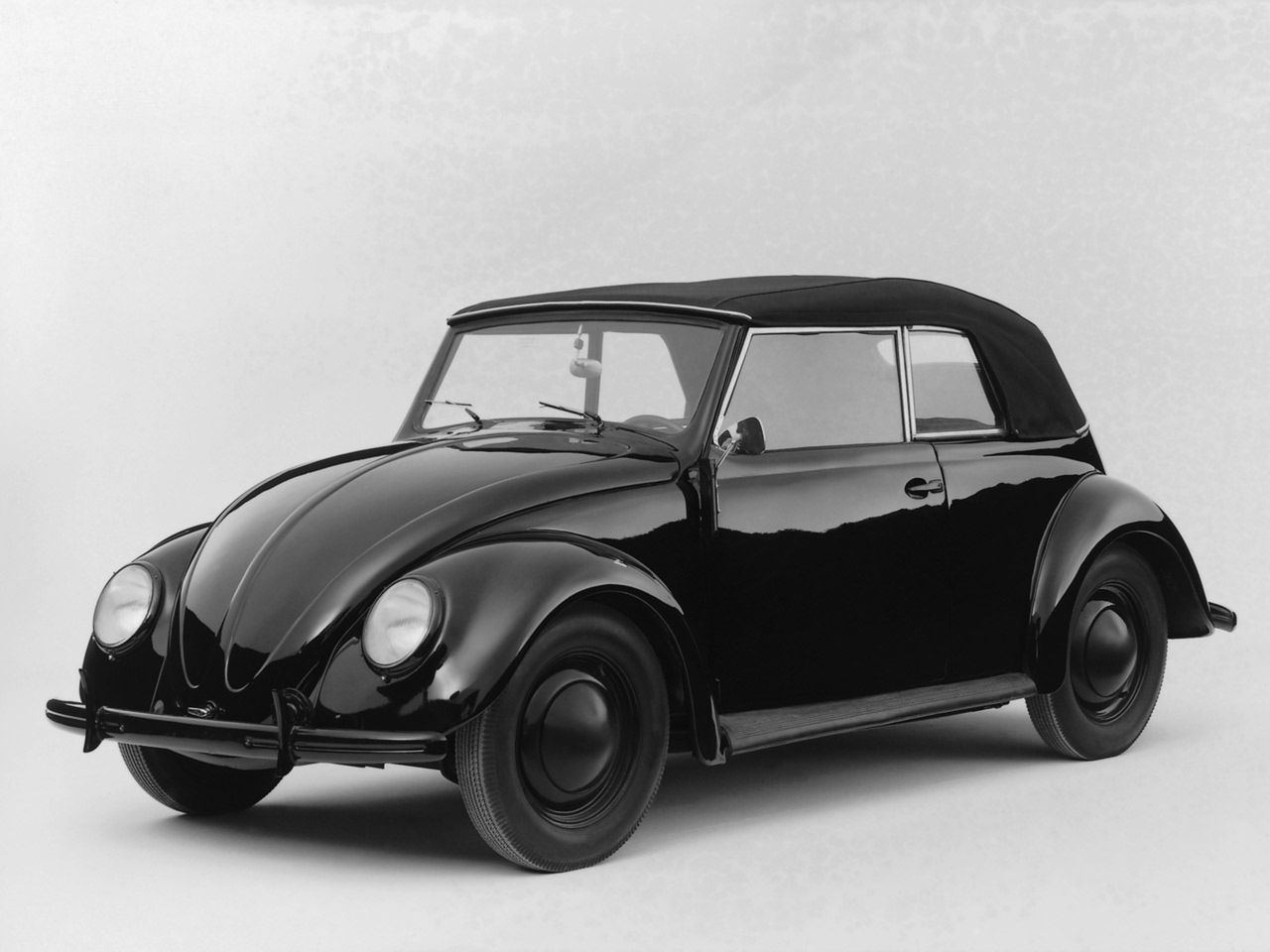 Volkswagen Beetle Cabrio 1938 (fot. seriouswheels.com)