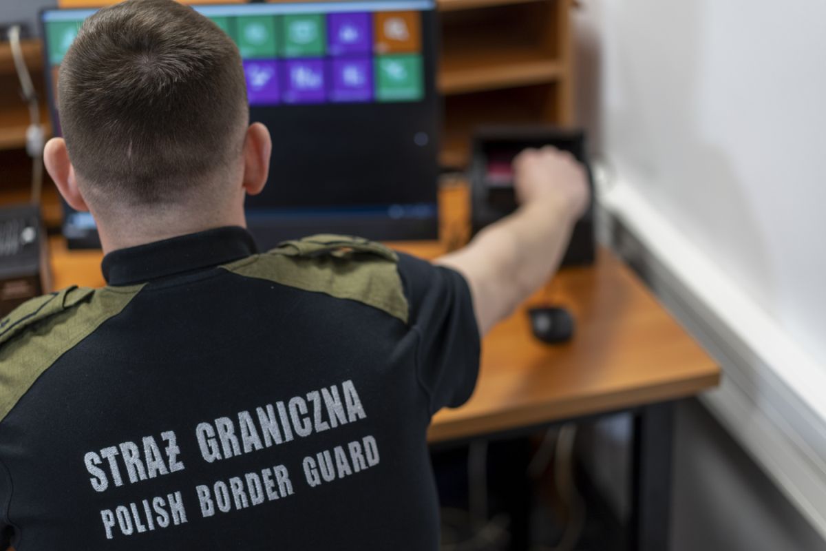 Chciał odlecieć do Egiptu. Skończył w kajdankach