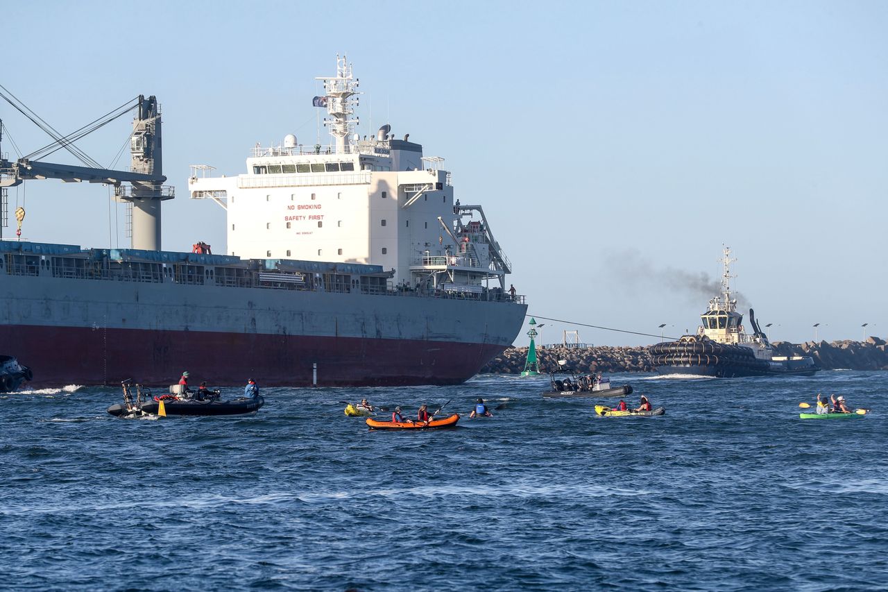 Zablokowali ruch w największym port świata. Zgromadzili setki łodzi