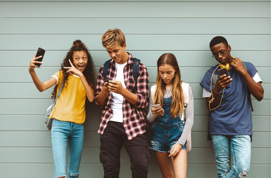 Half of British teenagers addicted to social media. Frightening data revealed