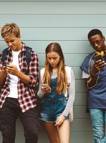 Half of British teenagers addicted to social media. Frightening data revealed