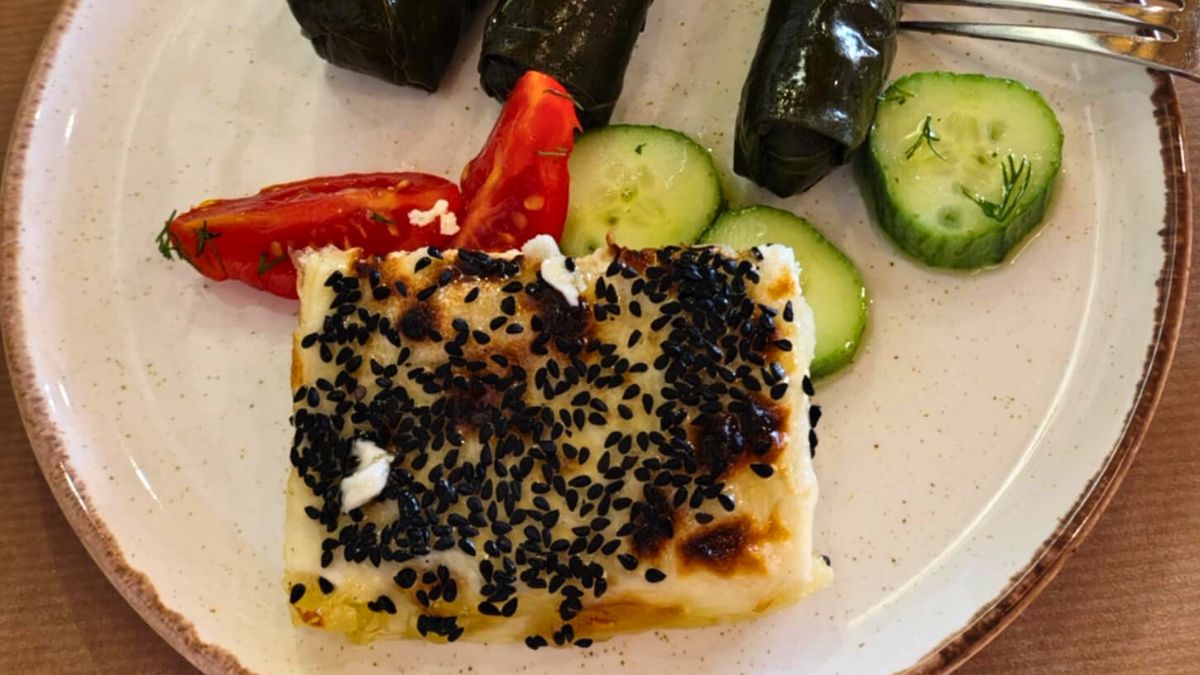 Feta pieczona z miodem i czarnym sezamem