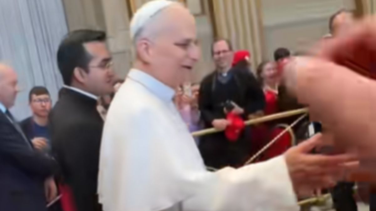 Papież Leon XVI... wykonał gest "67".