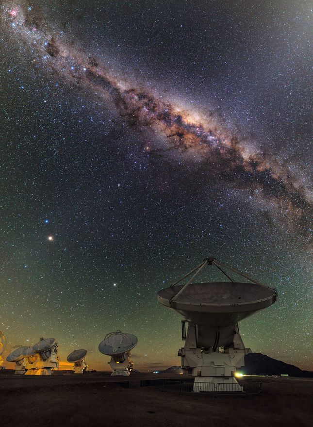Radioteleskopy ALMA na tle Drogi Mlecznej