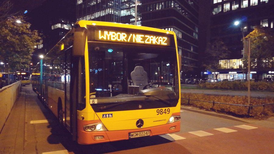 Protesty w Warszawie. Kierowca autobusu wyświetlił napis