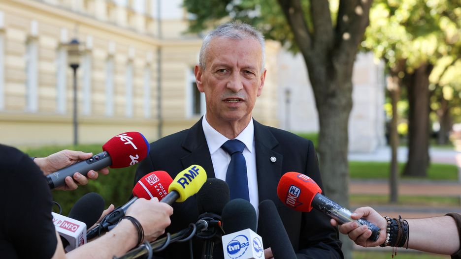 Jacek Dobrzy�ski
Warszawa, 17.06.2024. Rzecznik prasowy ministra- koordynatora s�u�b specjalnych Jacek Dobrzy�ski przed siedzib� Kancelarii Prezesa Rady Ministr�w w Warszawie, 17 bm. na briefingu prasowym.  (ps/dw) PAP/Pawe� Supernak
Pawe� Supernak
birefing briefingu, briefing, konferencja prasowa, KPRM, polityka, rzecznik koordynatora s�u�b specjalnych, Ludzie, portret