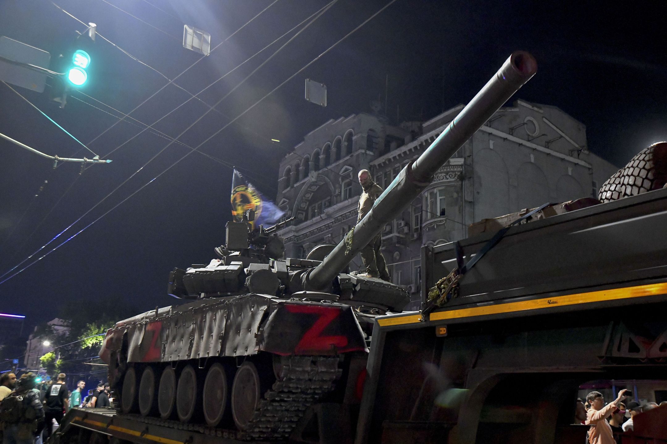 Private military company (PMC) Wagner Group servicemen prepare to leave downtown Rostov-on-Don, southern Russia, 24 June 2023. Security and armoured vehicles were deployed after the Chief of the private military company (PMC) Wagner Group said in a video that his troops had occupied the building of the headquarters of the Southern Military District, demanding a meeting with Russia's defense chiefs. The President of Belarus held talks with the head of the Wagner group, as a result of which he accepted a proposal to stop the movement of the group's fighters across Russia, the press service of the President of Belarus reported. The Chief of Wagner Group has said that columns of his group will return to field camps. EPA/ARKADY BUDNITSKY Dostawca: PAP/EPA.