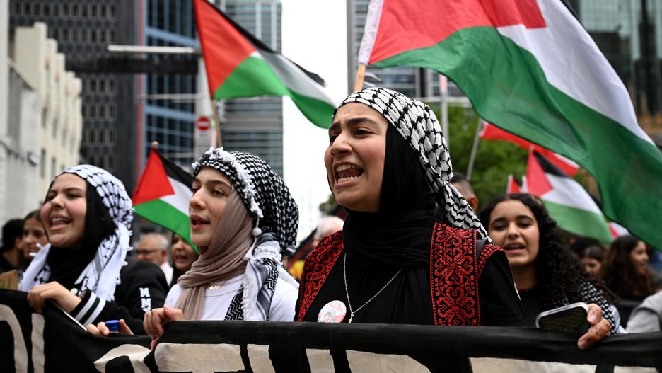 Students and their supporters attend a High Schoolers For Palestine demonstration, in Sydney, Australia, 24 November 2023. Thousands of Israelis and Palestinians have died since the militant group Hamas launched an unprecedented attack on Israel from the Gaza Strip on 07 October, and the Israeli strikes on the Palestinian enclave which followed it. EPA/DAN HIMBRECHTS AUSTRALIA AND NEW ZEALAND OUT Dostawca: PAP/EPA.