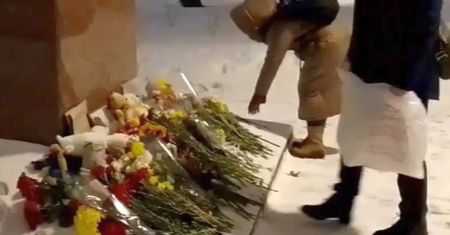 W milczeniu kładli kwiaty. Poruszające obrazy z centrum Moskwy
