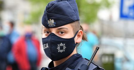 Wrocław. Policjanci zapobiegli tragedii. Namówili nastolatka do zejścia z wiaduktu