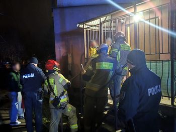 Pruszków: Nastolatkowie utknęli na balkonie. Uratowały ich służby