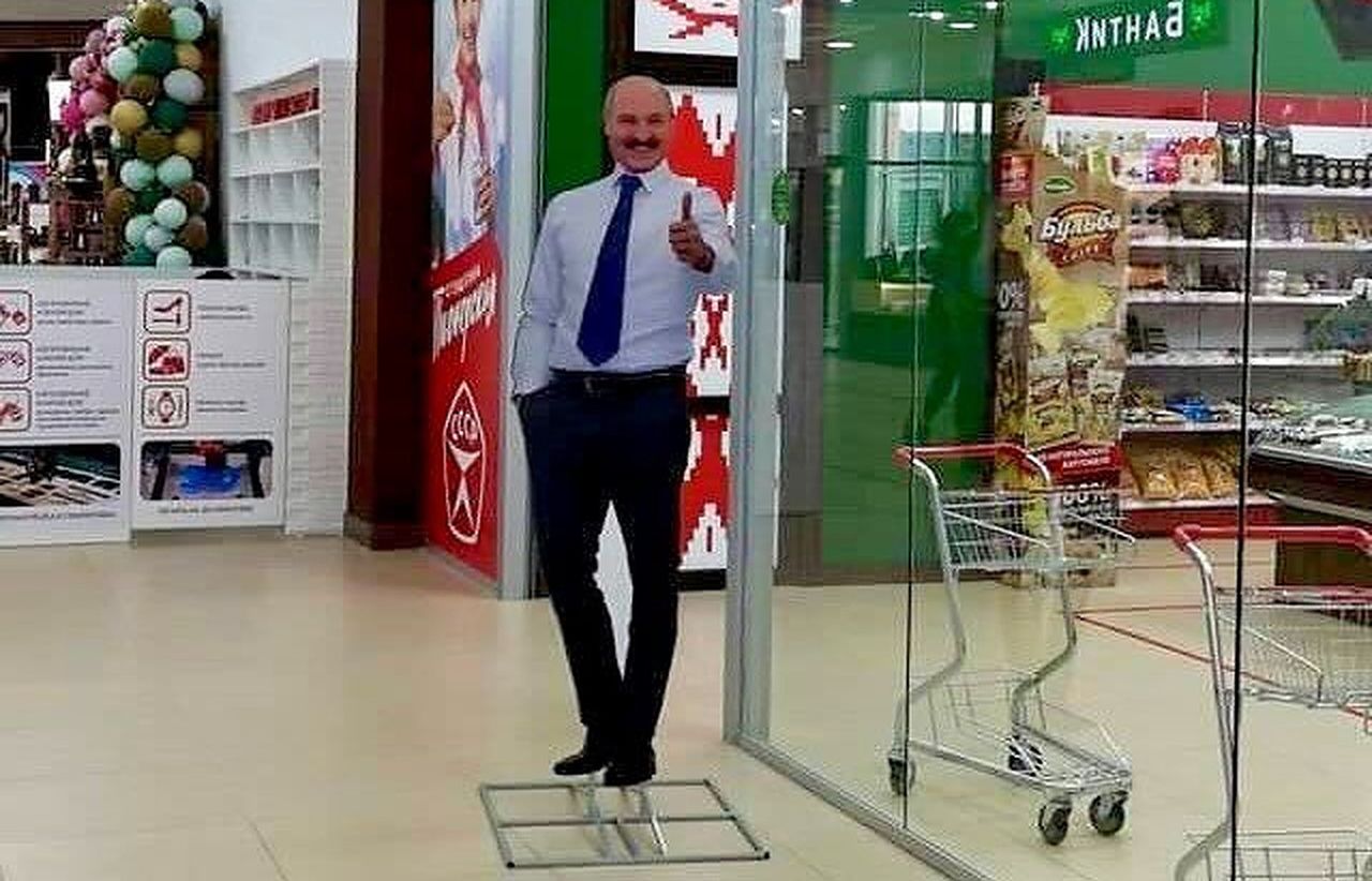 This has not happened before. Cardboard Lukashenko encourages shopping.