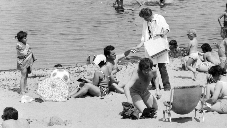Ludzie delektujący się lodami w czasach PRL-u często byli uwieczniani przez fotografów. Zachowały się albumy z wakacyjnych kurortów, z fotkami letników zajadających się lodami. Na zdjęciach widzimy także kolejki do warszawskich lodziarni. Zobaczcie w galerii zdjęć, jakie lody jadano w czasach PRL-u &gt;&gt;&gt;