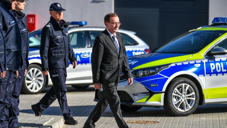 Minister spraw wewnętrznych i administracji Mariusz Kamiński i komendant główny policji Jarosław Szymczyki otwierają nowy posterunek policji w Tubądzinie