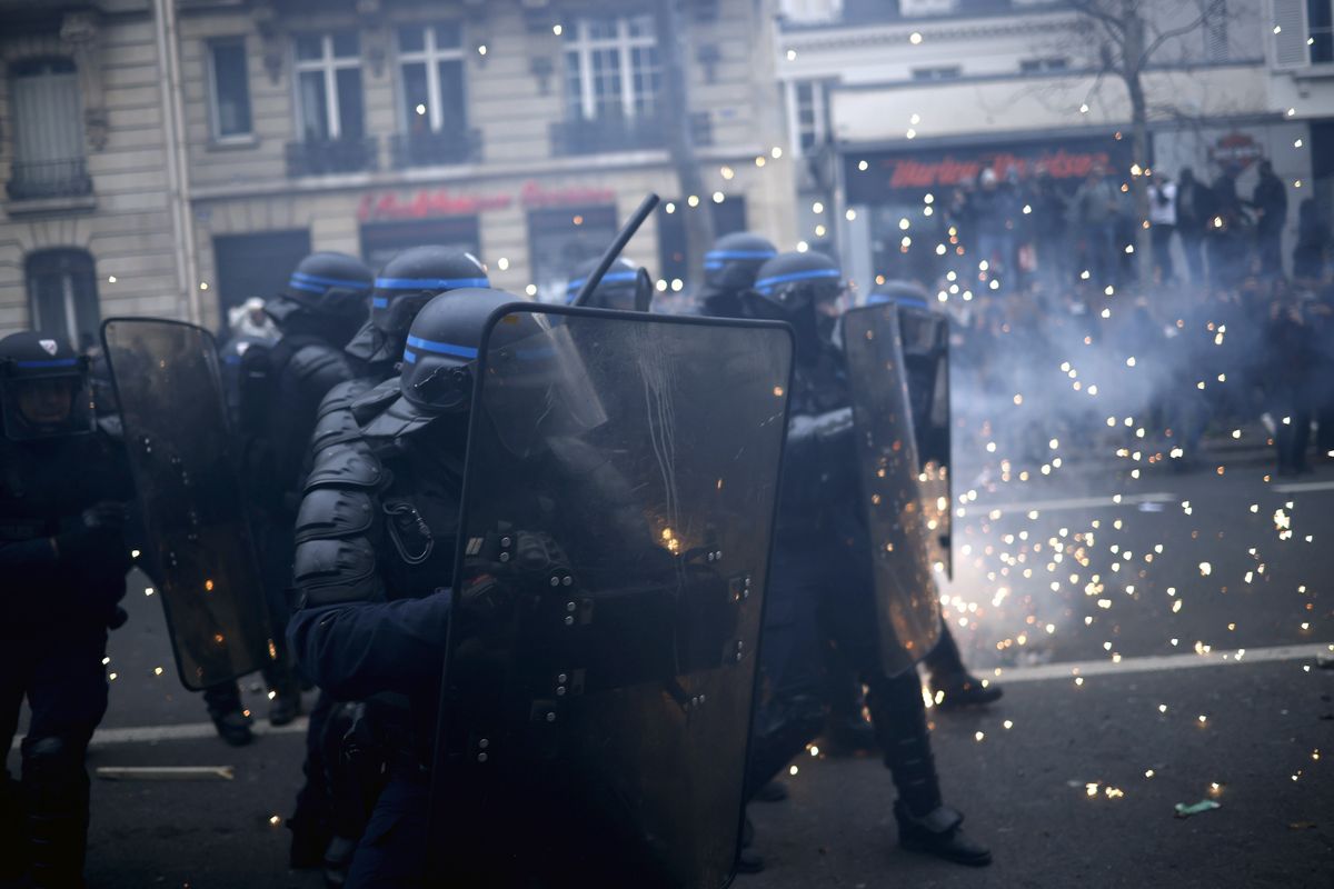 Dantejskie sceny w Paryżu. Trwają masowe protesty